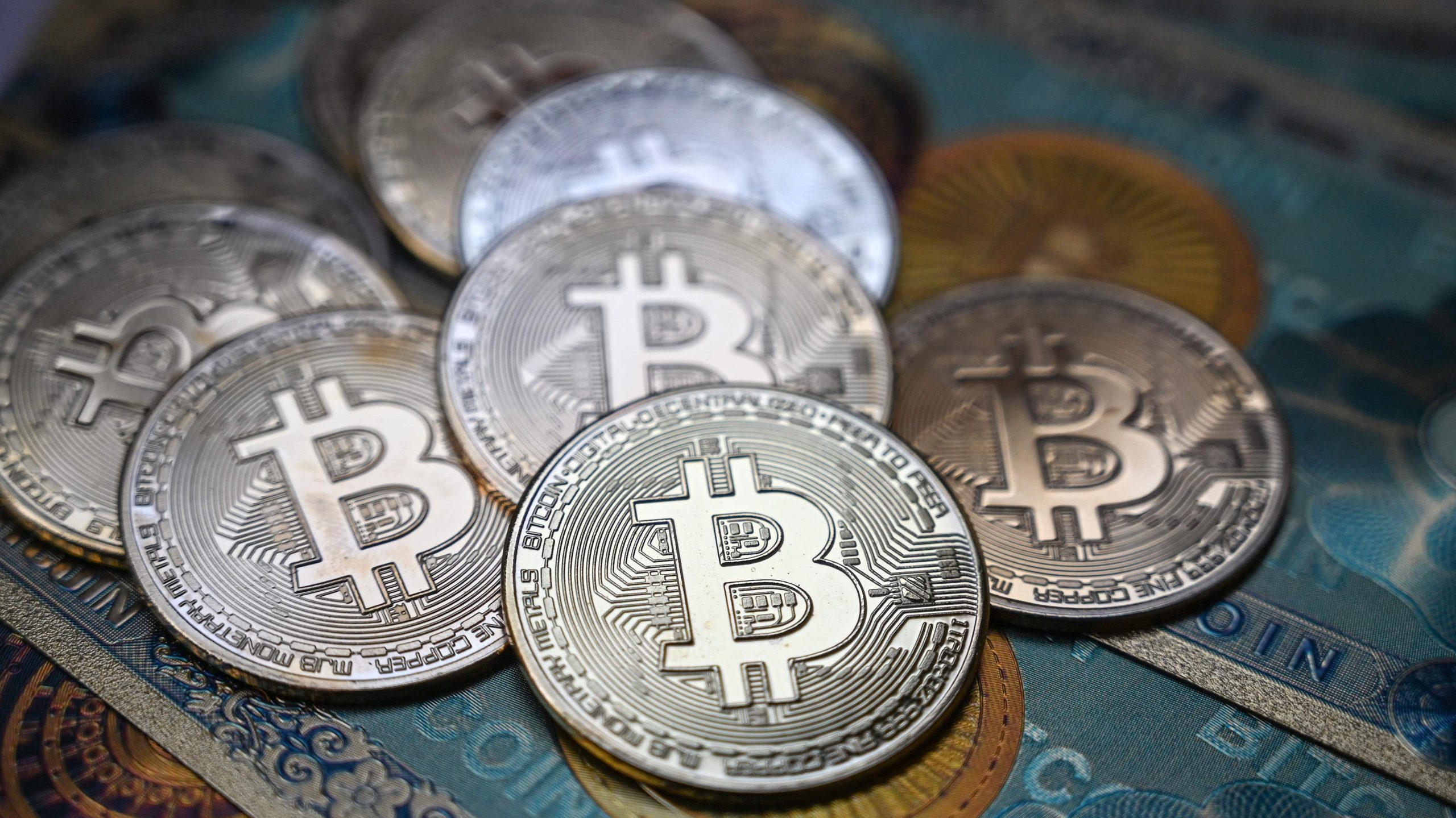 Bitcoin no para de subir y supera la barrera de los US$65 mil: Un nuevo máximo histórico parece inminente